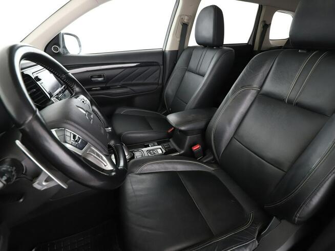 Mitsubishi Outlander PHEV 4x4 skopra full LED navi klima auto szyberdach kamera 360