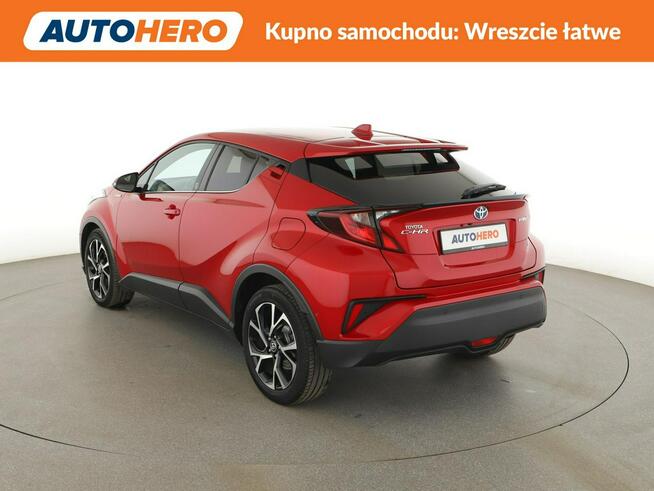 Toyota C-HR lift niski przebieg navi kamera grzane fotele ACC