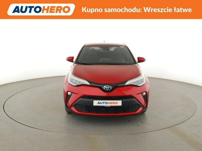 Toyota C-HR lift niski przebieg navi kamera grzane fotele ACC