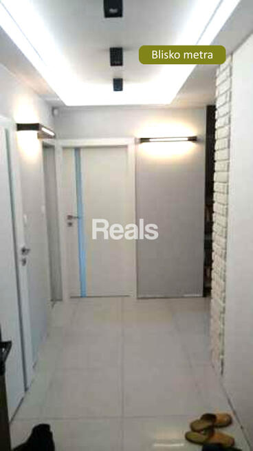 Trzypoziomowe w apartamentowcu