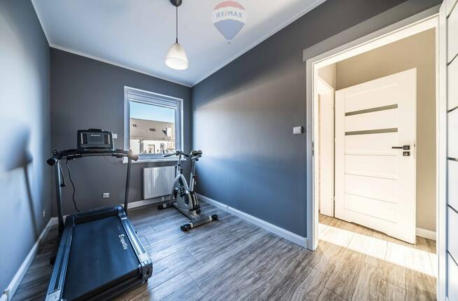 Parterowy, funkcjonalny dom z ogródkiem.