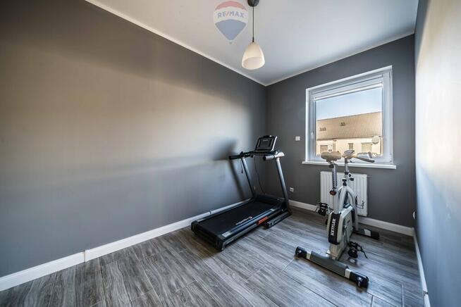 Parterowy, funkcjonalny dom z ogródkiem.