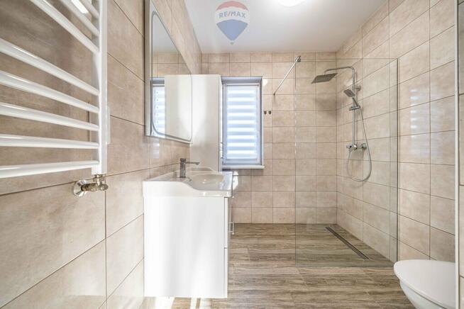 Parterowy, funkcjonalny dom z ogródkiem.