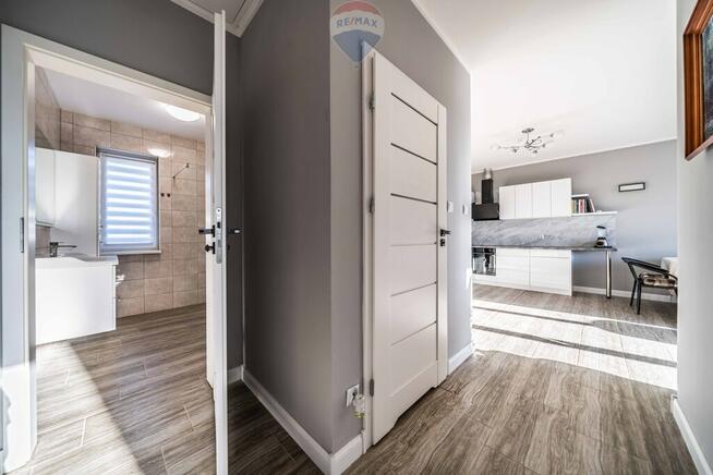 Parterowy, funkcjonalny dom z ogródkiem.