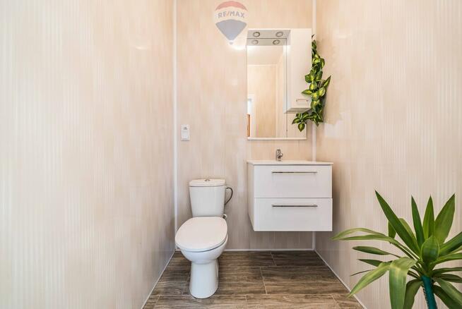 Parterowy, funkcjonalny dom z ogródkiem.