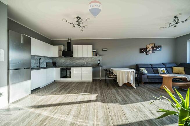 Parterowy, funkcjonalny dom z ogródkiem.