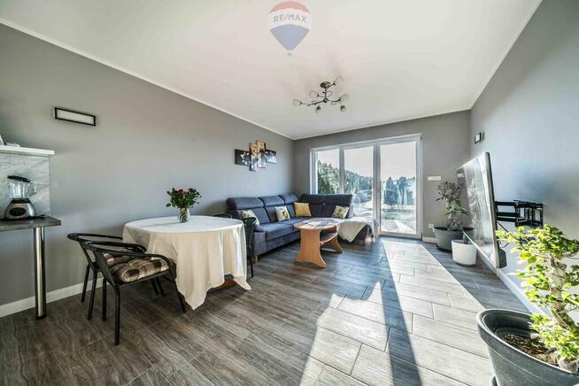 Parterowy, funkcjonalny dom z ogródkiem.