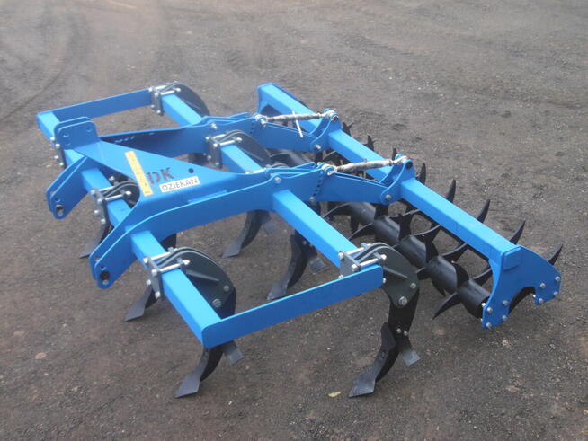 Pług dłutowy bezorkowy PIRAT z podwójnym wałem kolczatkowym