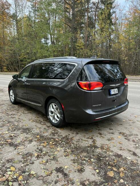 Chrysler Pacifica 7 osobowy 2018, 3.6 V6 291 koni, monitory