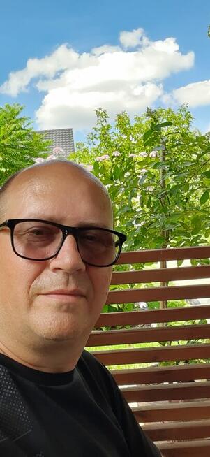 Mężczyzna poszukuje pracy na dłuższy okres czasu