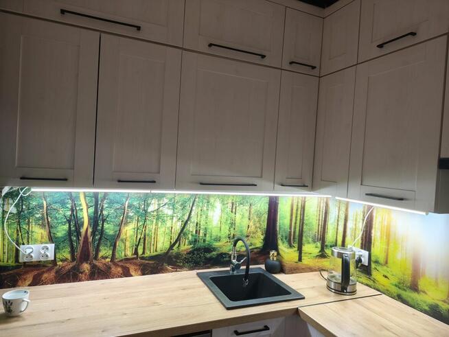 Dom szczytowy z ogrodem zimowym i garażem.