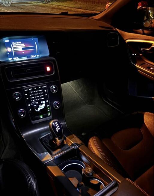 Volvo V60 Cross Country Momentum Pro