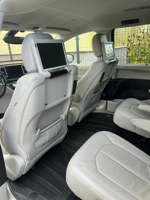 Chrysler Pacifica 7 osobowy 2018, 3.6 V6 291 koni, monitory