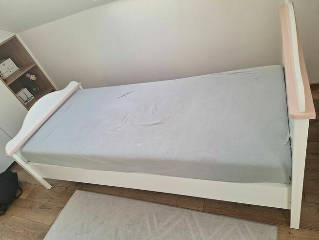 Łóżko dziewczęce z materacem