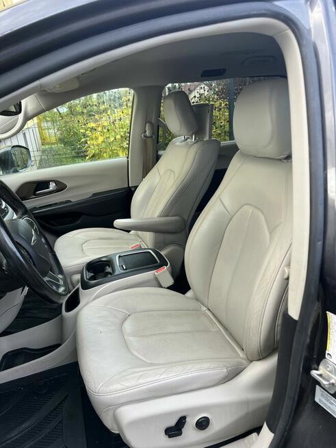 Chrysler Pacifica 7 osobowy 2018, 3.6 V6 291 koni, monitory