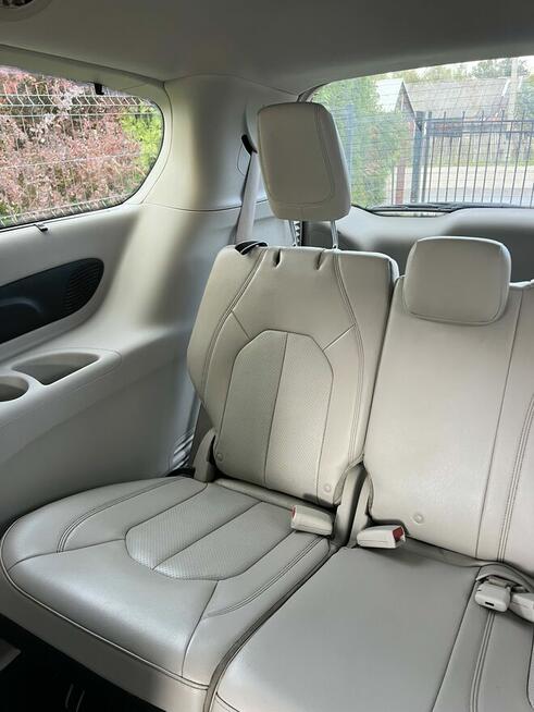 Chrysler Pacifica 7 osobowy 2018, 3.6 V6 291 koni, monitory