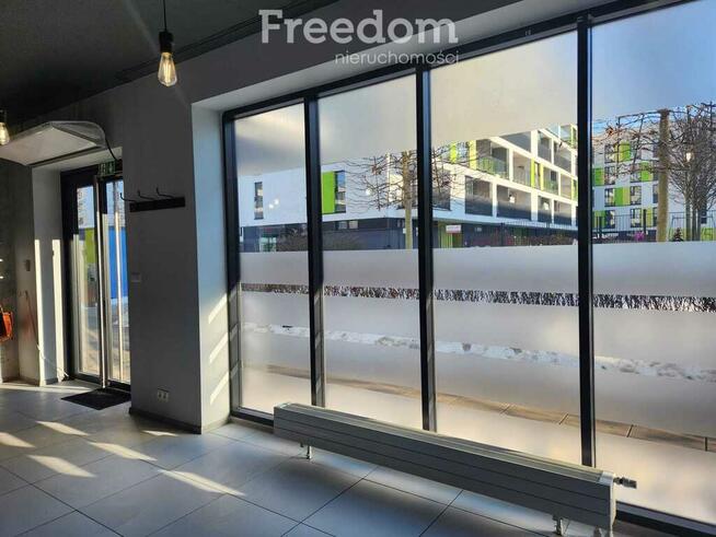 Lokal usługowy na parterze z dużymi witrynami