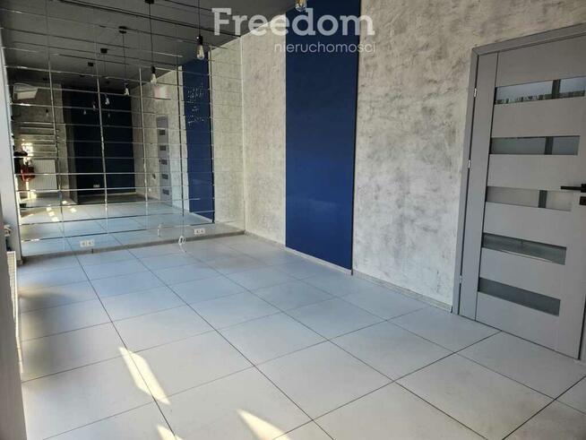 Lokal usługowy na parterze z dużymi witrynami