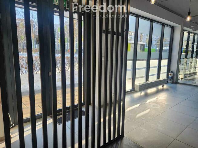 Lokal usługowy na parterze z dużymi witrynami