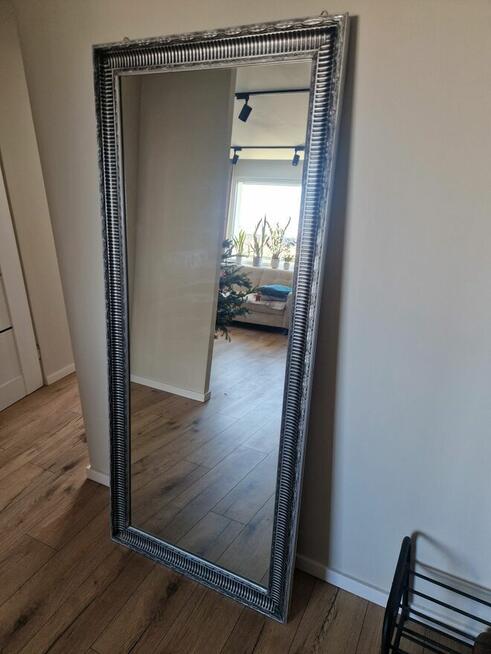 Duże lustro JYSK 78×180 cm srebrna rama