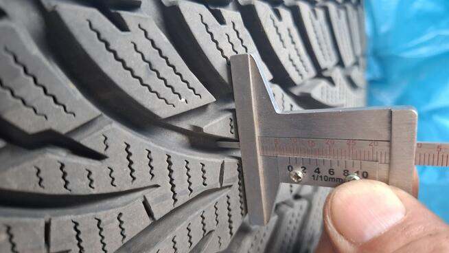 Felgi aluminiowe Peugeot r 16 z oponami zimowymi Nokian