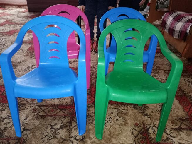 Stół dziecięcy z krzesłami