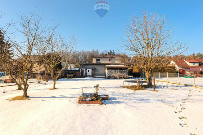 Dom z 2 mieszkaniami + garaże + duży teren