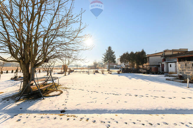 Dom z 2 mieszkaniami + garaże + duży teren