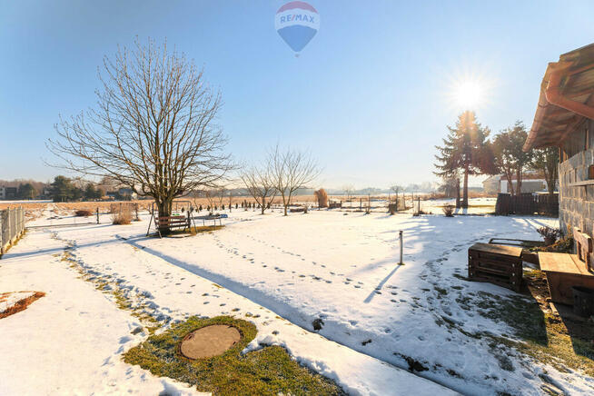 Dom z 2 mieszkaniami + garaże + duży teren