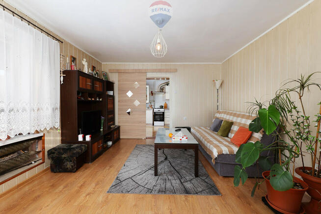 Dom z 2 mieszkaniami + garaże + duży teren