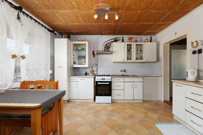 Dom z 2 mieszkaniami + garaże + duży teren