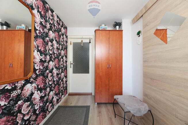 Dom z 2 mieszkaniami + garaże + duży teren