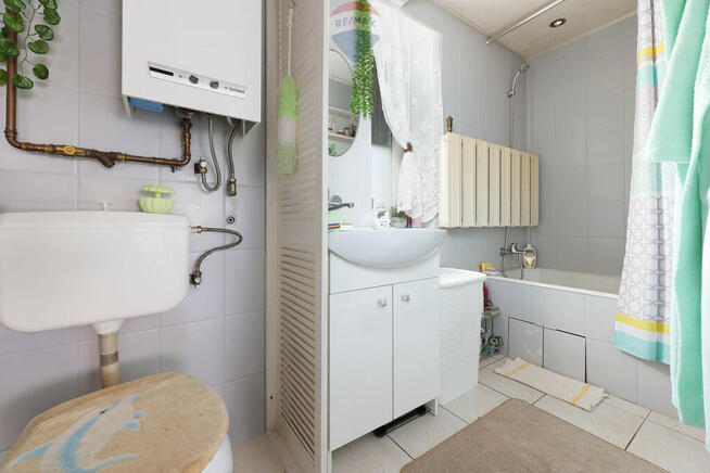 Dom z 2 mieszkaniami + garaże + duży teren