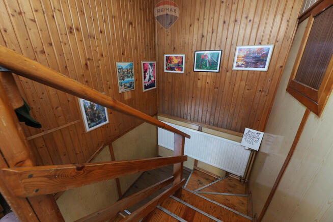 Dom z 2 mieszkaniami + garaże + duży teren