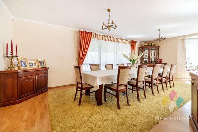 Przestronny dom z garażami, tarasem, staw, ogród