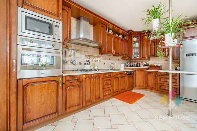 Przestronny dom z garażami, tarasem, staw, ogród