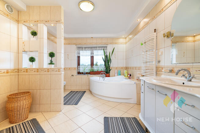 Przestronny dom z garażami, tarasem, staw, ogród