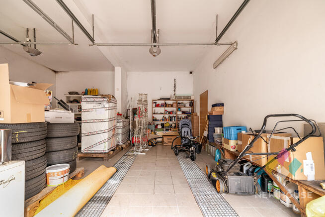 Przestronny dom z garażami, tarasem, staw, ogród