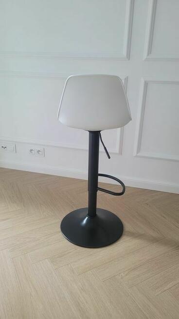 Hokery 4 szt nowe obrotowe biało-czarne