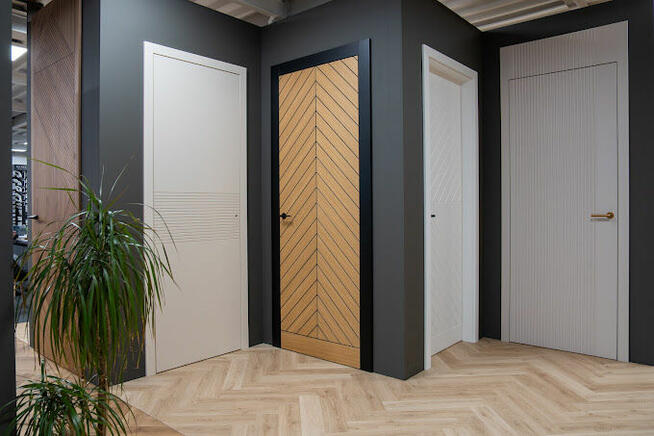 Sprzedawcę w salonie z wyposażeniem do łazienek