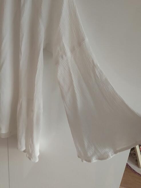 Biała bluzka z szerokimi rękawami diverse s glamour dekolt v