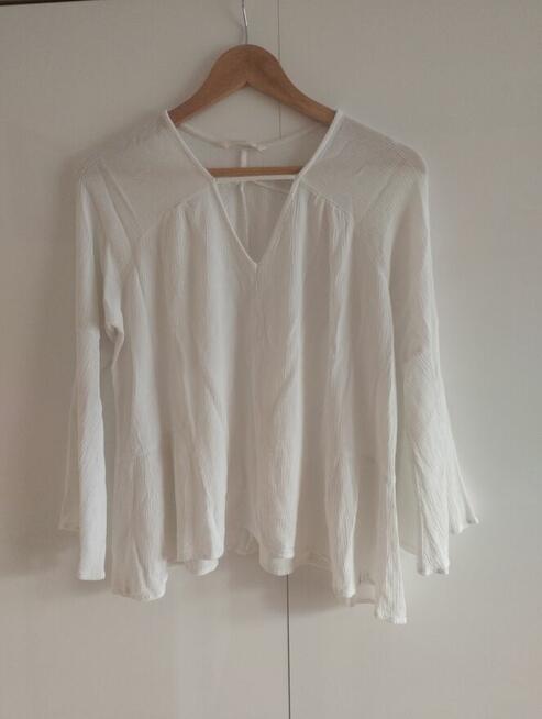 Biała bluzka z szerokimi rękawami diverse s glamour dekolt v