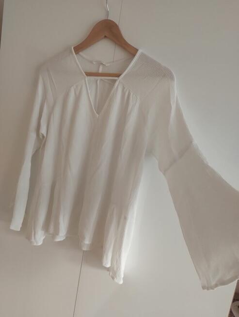Biała bluzka z szerokimi rękawami diverse s glamour dekolt v
