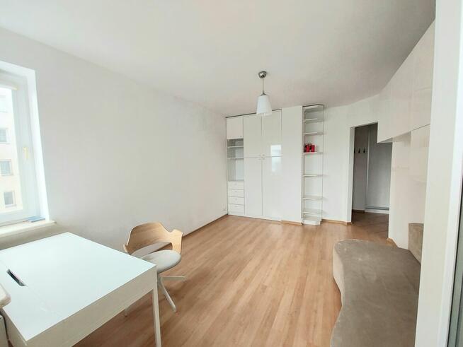 PRZESTRONNA KAWALERKA Z ODDZIELNĄ, WIDNĄ KUCHNIĄ I LOGGIĄ