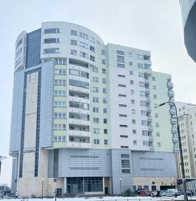 PRZESTRONNA KAWALERKA Z ODDZIELNĄ, WIDNĄ KUCHNIĄ I LOGGIĄ