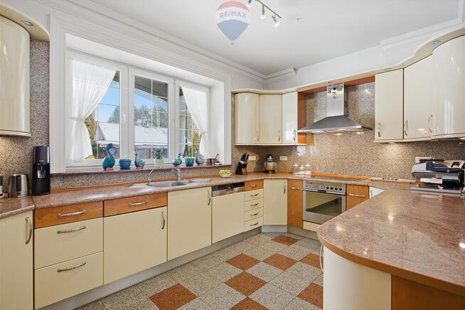 Luksusowa rezydencja z basenem i bacówką, 1,2 ha