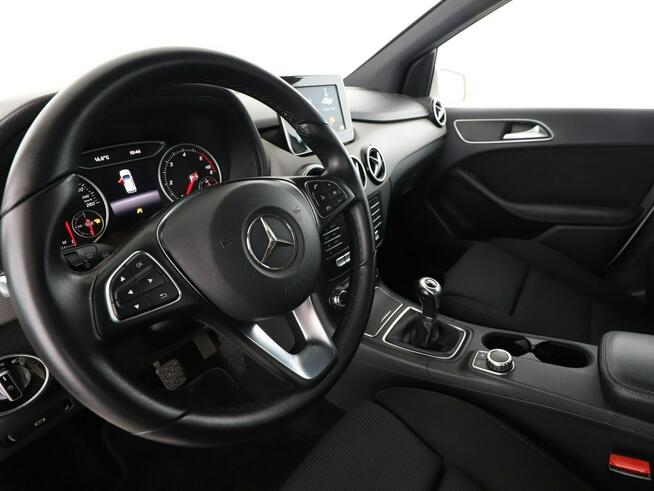 Mercedes B 180 navi kamera i czujniki parkowania klima