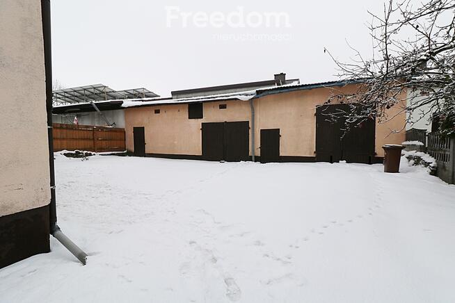 Bliźniak z budynkiem gospodarczym i garażem