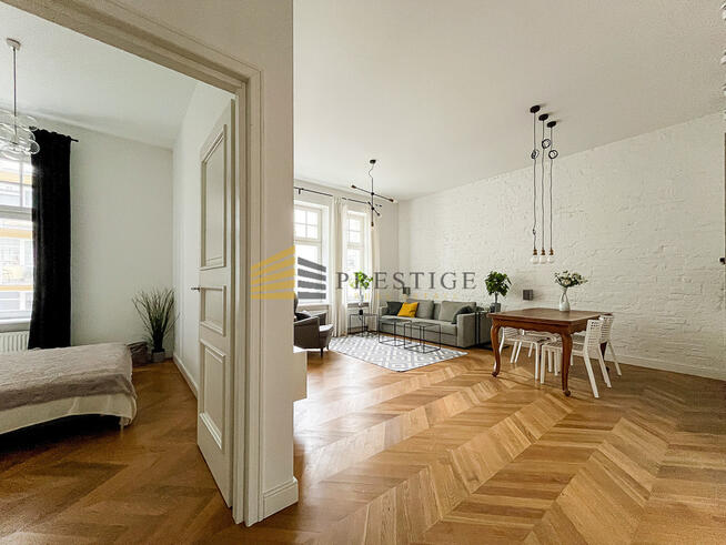 PRESTIŻOWY APARTAMENT W ZREWITALIZOWANEJ KAMIENIC