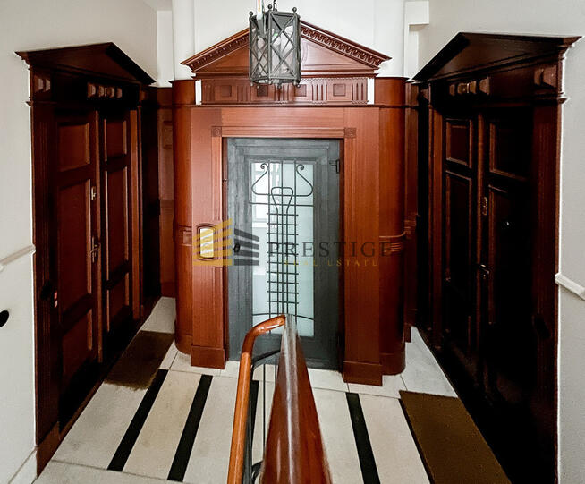 PRESTIŻOWY APARTAMENT W ZREWITALIZOWANEJ KAMIENIC